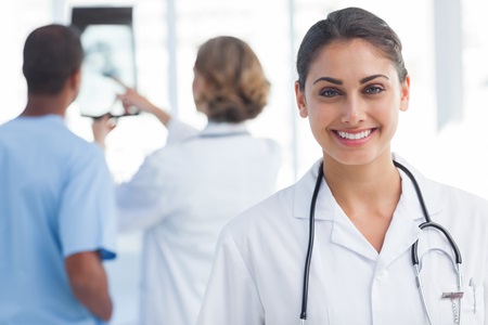 Ärzteteam informiert Patienten über Neuigkeiten in der Praxis