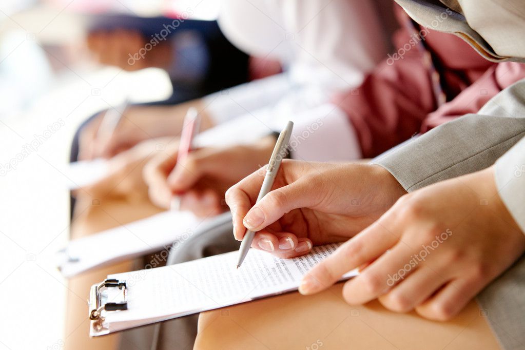 Arbeitsvertrag wird von einem Anwalt geprüft