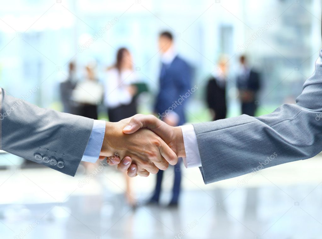Besprechung zwischen Anwalt, Arbeitgeber und Betriebsratsmitgliedern