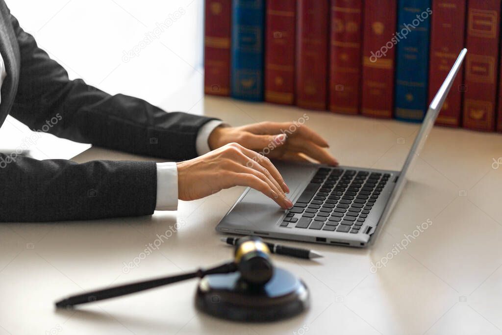 Mandantin übermittelt Unterlagen online an die Kanzlei